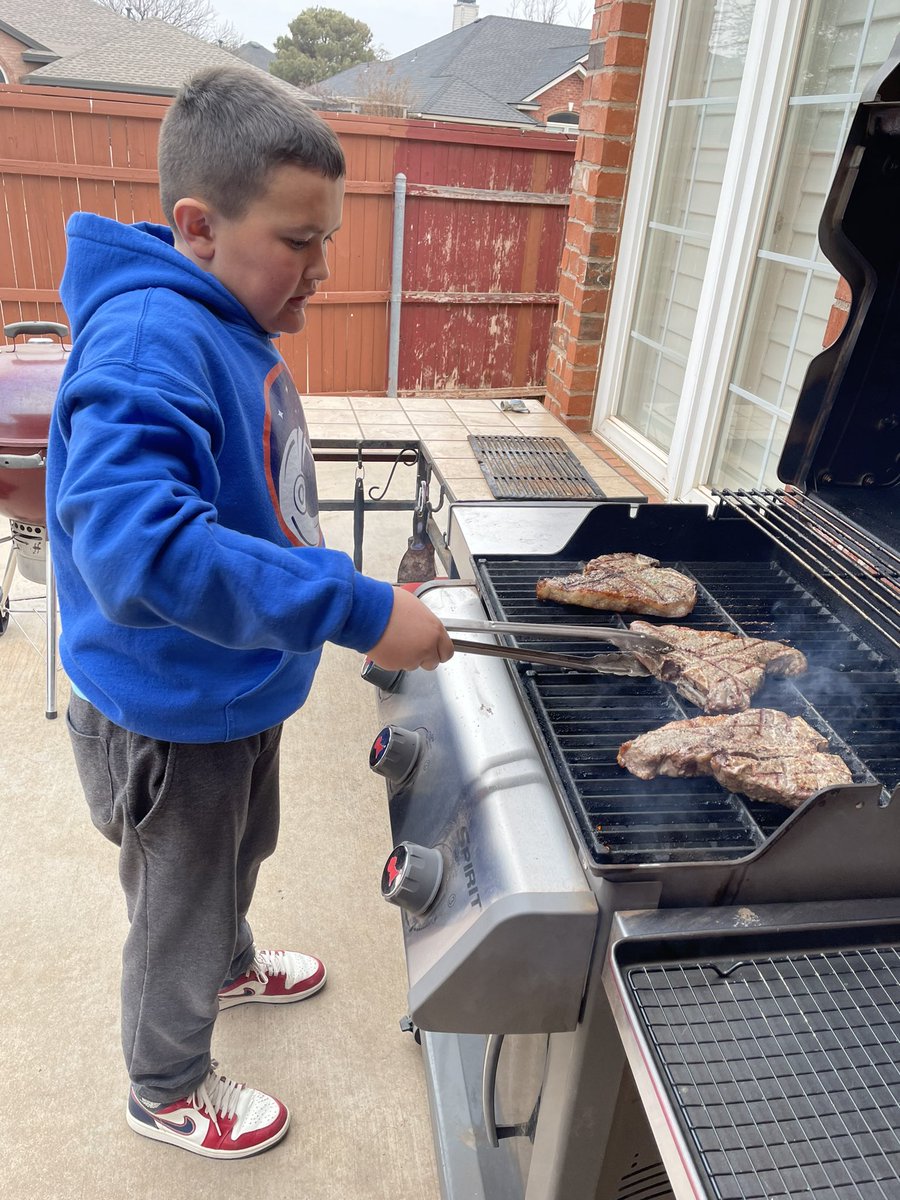 DavidJVasquez2's tweet photo. Grill Master in training https://t.co/xXFQsaqWJm