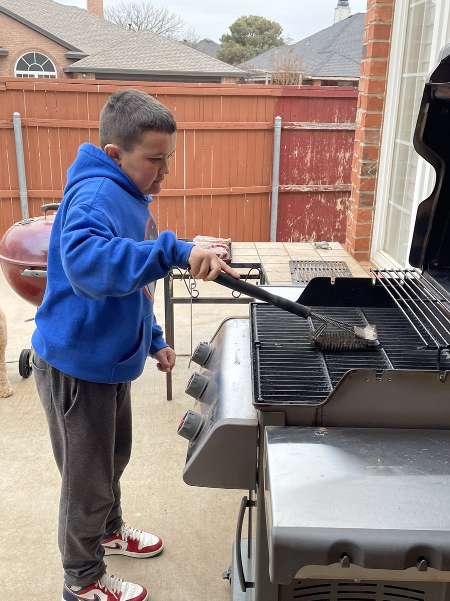 DavidJVasquez2's tweet photo. Grill Master in training https://t.co/xXFQsaqWJm