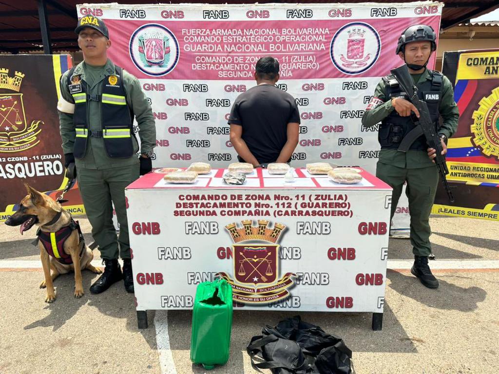 Efectivos de la #FANB en P.A.C Carrasquero, junto a la Unidad Regional de Inteligencia Antidroga, lograron la detención de ciudadano con posesión de drogas ilícitas. Procedimiento puesto a la orden del Ministerio Público. Venezuela en el combate contra el narcotráfico.