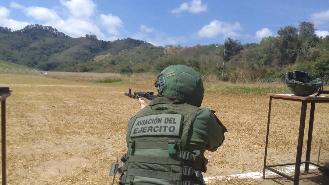 ejercito_ve's tweet photo. En el marco del 202 Aniversario de la Batalla de Carabobo y Día del Ejército Bolivariano, en la Competencia de Tiro de Fusil AK-103 entre Grandes Comandos y Unidades Superiores quedó en 1er lugar el equipo del @arma_maestra y como ganadores individuales quedaron: (hilo) https://t.co/RRE7ByUxs5