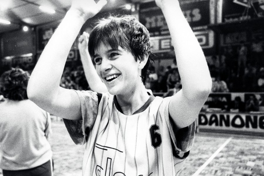 Gerard_Castane's tweet photo. Amb motiu del #8M2023 voldria recuperar la meravellosa història de la primera basquetbolista de l'Estat espanyol que va creuar l'Atlàntic per anar a jugar als Estats Units (1985).

No parlo de Fernando Martín, ni tampoc d'un home. És, si no la coneixíeu ja, Nina Pont  ⬇️🧵 https://t.co/Pfgp1qVRmN