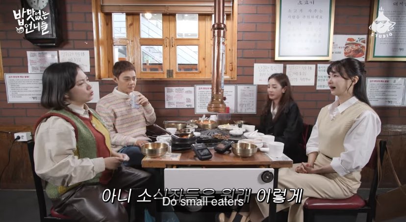 brightdaradara's tweet photo. Dara gets cold easily. It must be a small eater thing. Narae has been sweating while Doo young, Sohyun, and Dara have been feeling cold the whole time. Narae brought a fan while Dara is looking for a blanket. 

🔗 https://t.co/jCA0VMT5su
⠀
#산다라박 #SandaraPark https://t.co/djrdTP8ik1
