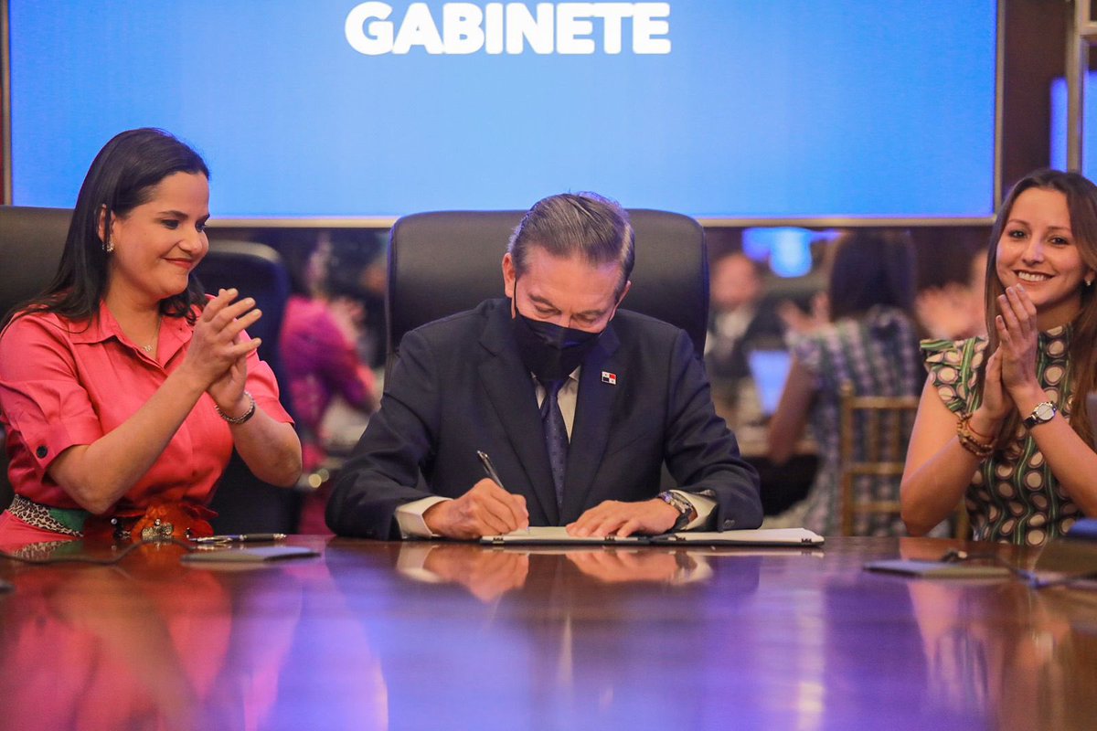 Hoy es un día histórico para Panamá, con mucho orgullo y entusiasmo sancioné la Ley que crea el Ministerio de la Mujer, un homenaje a las panameñas en este día especial que conmemora sus luchas, enaltece su valor y empoderamiento. #DíaInternacionalDeLaMujer