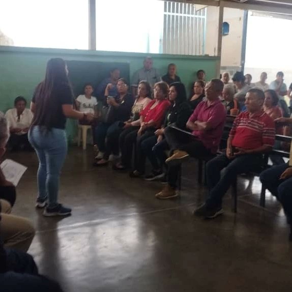 epsdistal's tweet photo. Junto a la estructura de la #GMASS Trujillo sostuvimos un encuentro junto a los #CLAP de la parroquia Juan Ignacio Montilla del municipio Valera para informar sobre el proceso de distribución de los combos alimenticios .

#ChávezFeminista https://t.co/6OwwSPYj9T