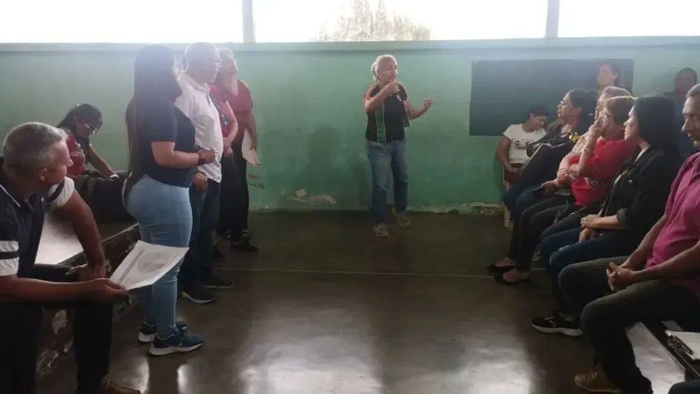 epsdistal's tweet photo. Junto a la estructura de la #GMASS Trujillo sostuvimos un encuentro junto a los #CLAP de la parroquia Juan Ignacio Montilla del municipio Valera para informar sobre el proceso de distribución de los combos alimenticios .

#ChávezFeminista https://t.co/6OwwSPYj9T