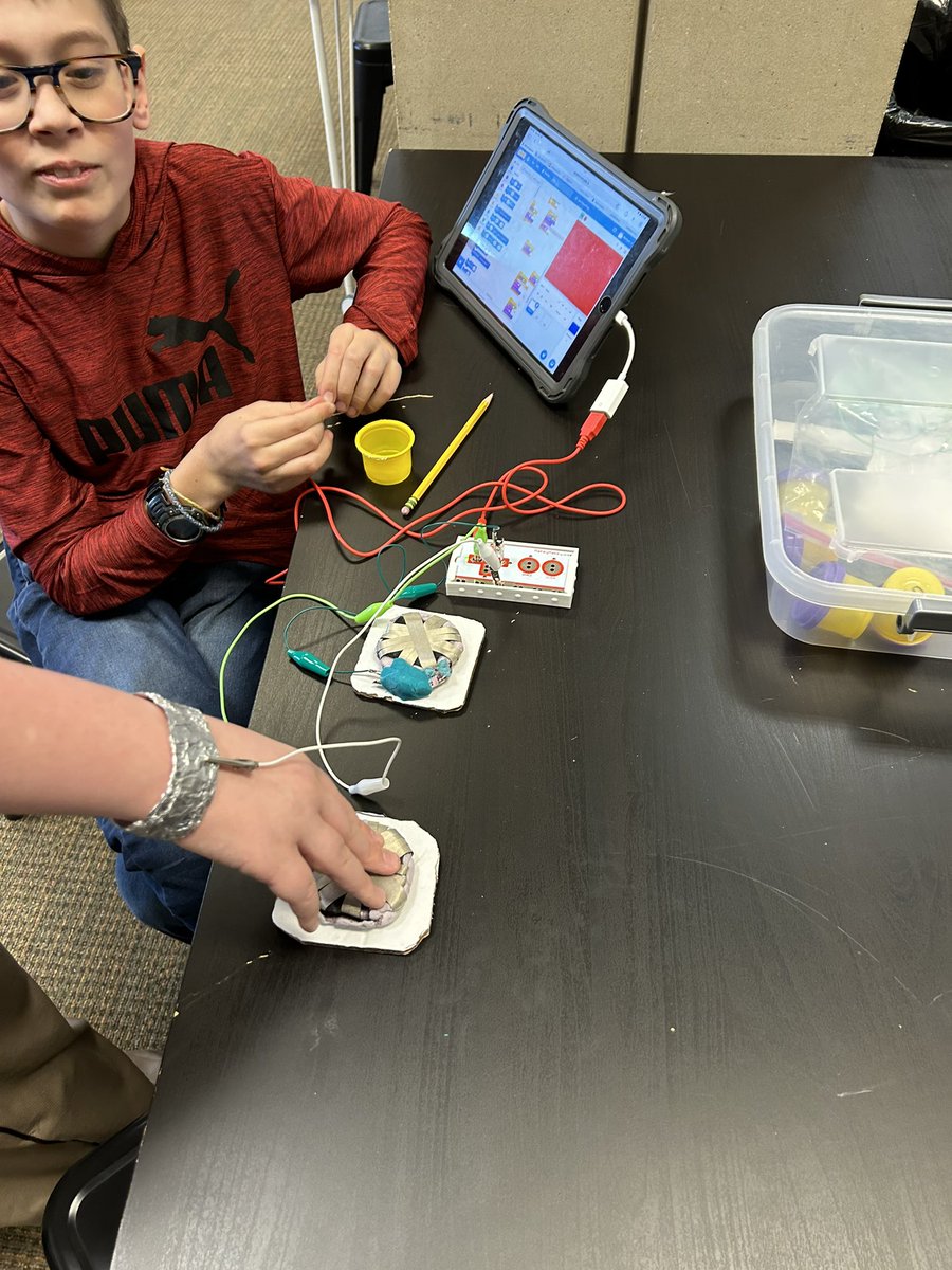 hselibrarydude's tweet photo. 3. The level of care and focus the groups had was impressive. They asked thoughtful questions and exhibited patience as they continually redesigned their product. Some students chose to continue to work on their projects at home in the evenings. https://t.co/Ref2nhnDaJ