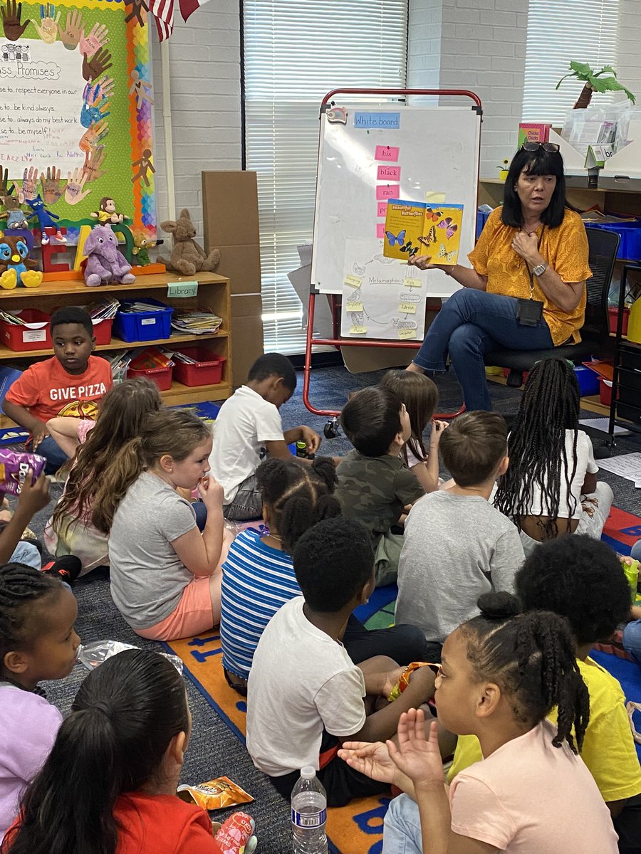 EvaPCFISD's tweet photo. Interactive Read Alouds with accountable talk! #LoveToSeeIt! #Primary #AuthorsPurpose #FirstGrade #MsPerry #MsPerez @FelderTamera @CarrieAnneEd @JonesAshsmith1 @NatashaJernagin #WorkingSnack 📖 🦋 https://t.co/WvffXA0aEo