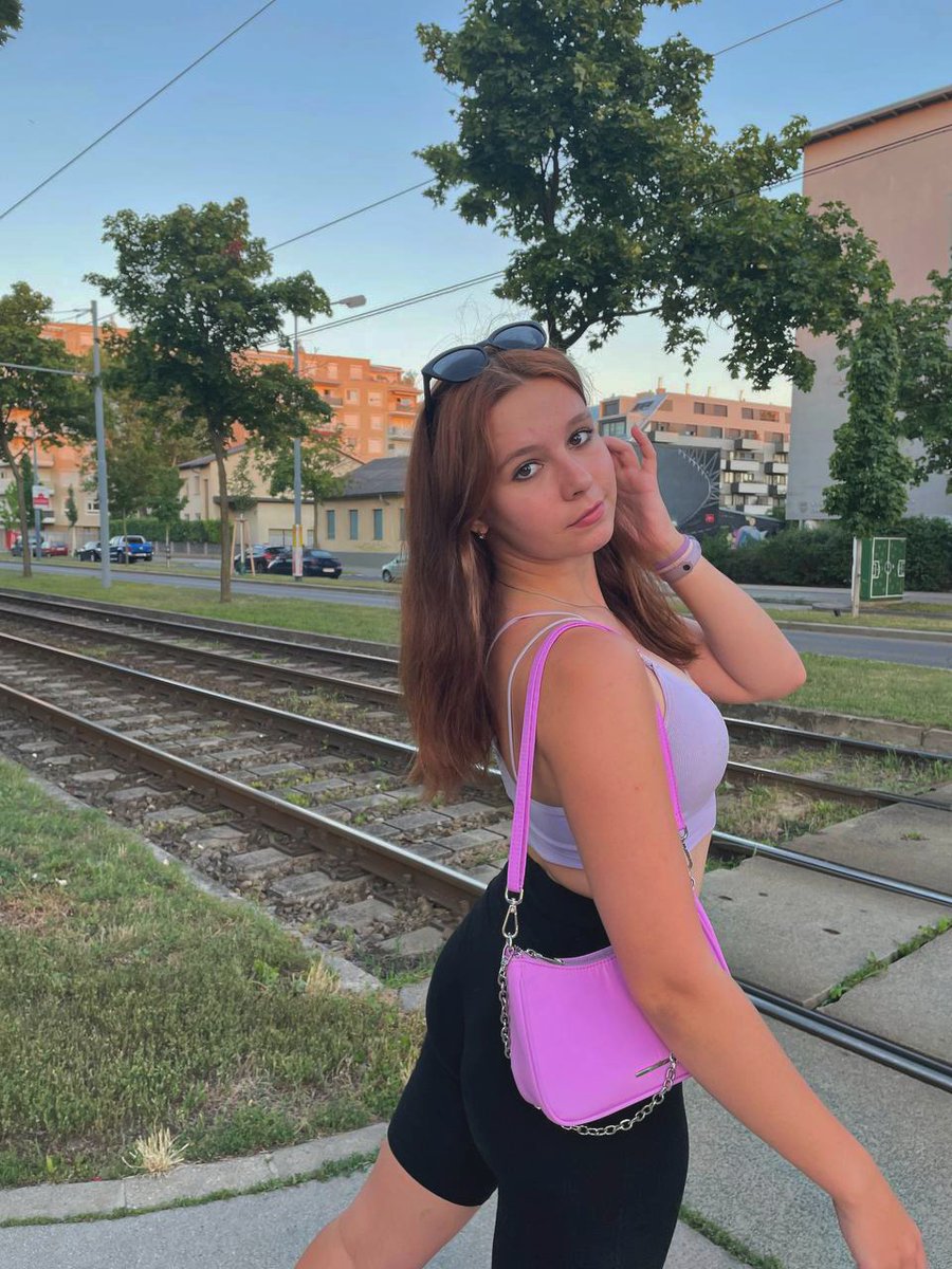 problemitsnorm's tweet photo. Последний раз когда я вела твиттер я выглядала как то так как на первом фото, второе фото это сейчас уже... https://t.co/jmn9QX4ggn