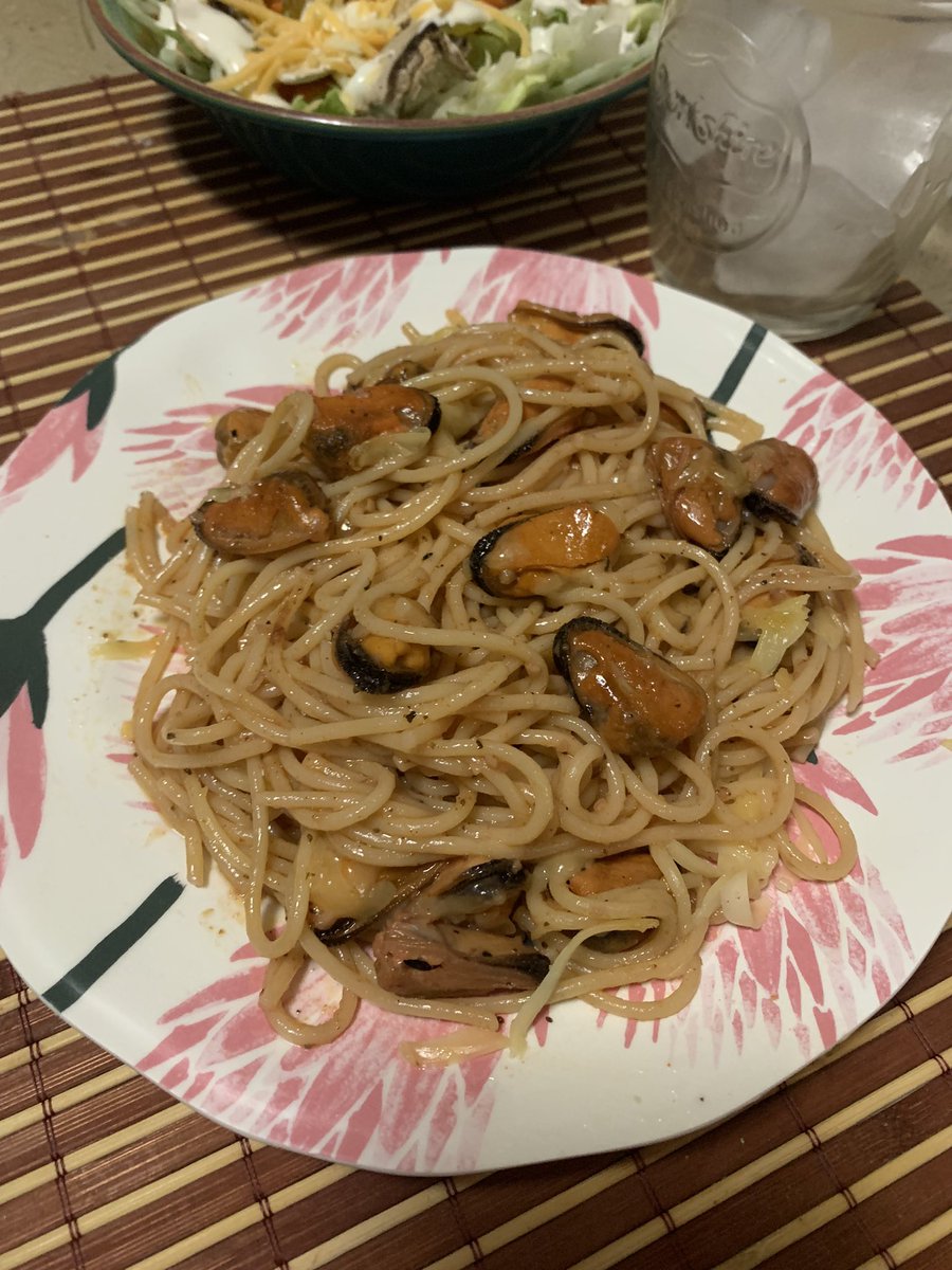 maruja1022's tweet image. #wednesdaydinner 🍴#spaghettiwithmussels🍝 and #salad🥗 #yum😋