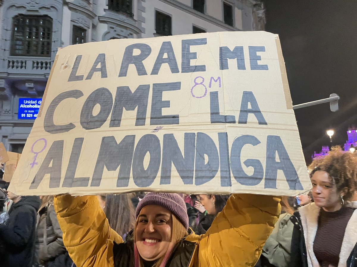 VickyRosell's tweet photo. Una manifestación magnífica. Gracias a todas por este día de reivindicación feminista,y sobre todo por el trabajo y la conciencia  de todos los días. #8M2023 ✊🏽💜 https://t.co/vkbRqrIYJj