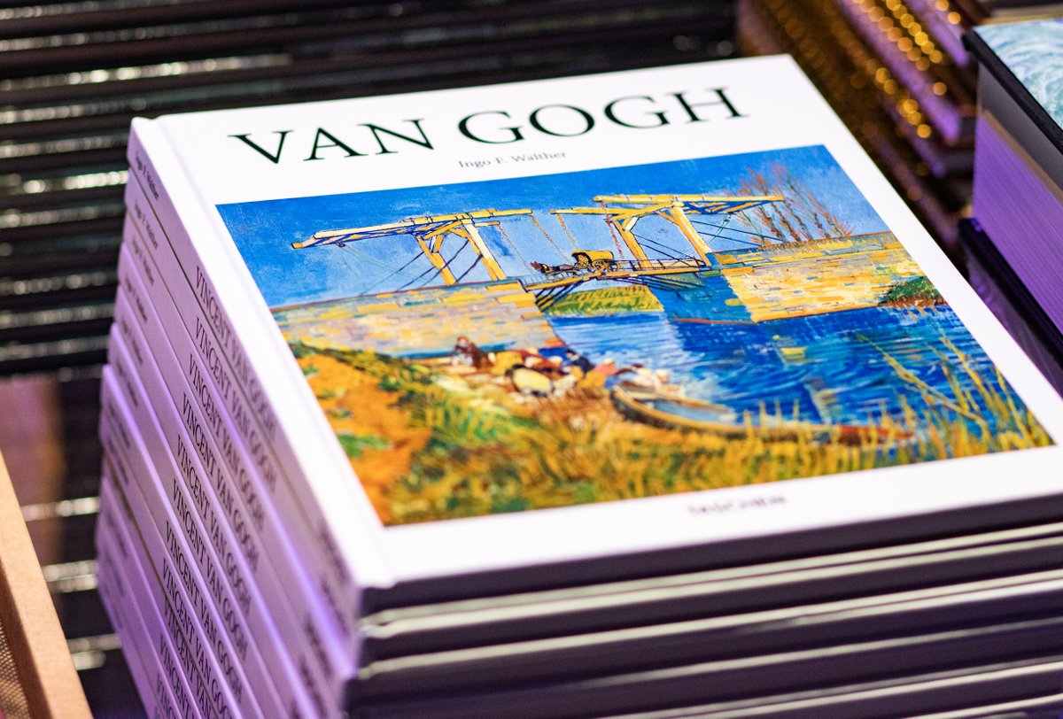 vangoghvegas's tweet photo. Artists give us something we didn't know we were missing. 🖼✨

Did you know we have a variety of books showcasing the art of some of our favorite icons? Pick one up from the #VanGoghVegas gift shop on your way out of @CrystalsLV. 📚

⏰ Open daily
🎟 https://t.co/bJzsUGVepf https://t.co/2jCTamQj05