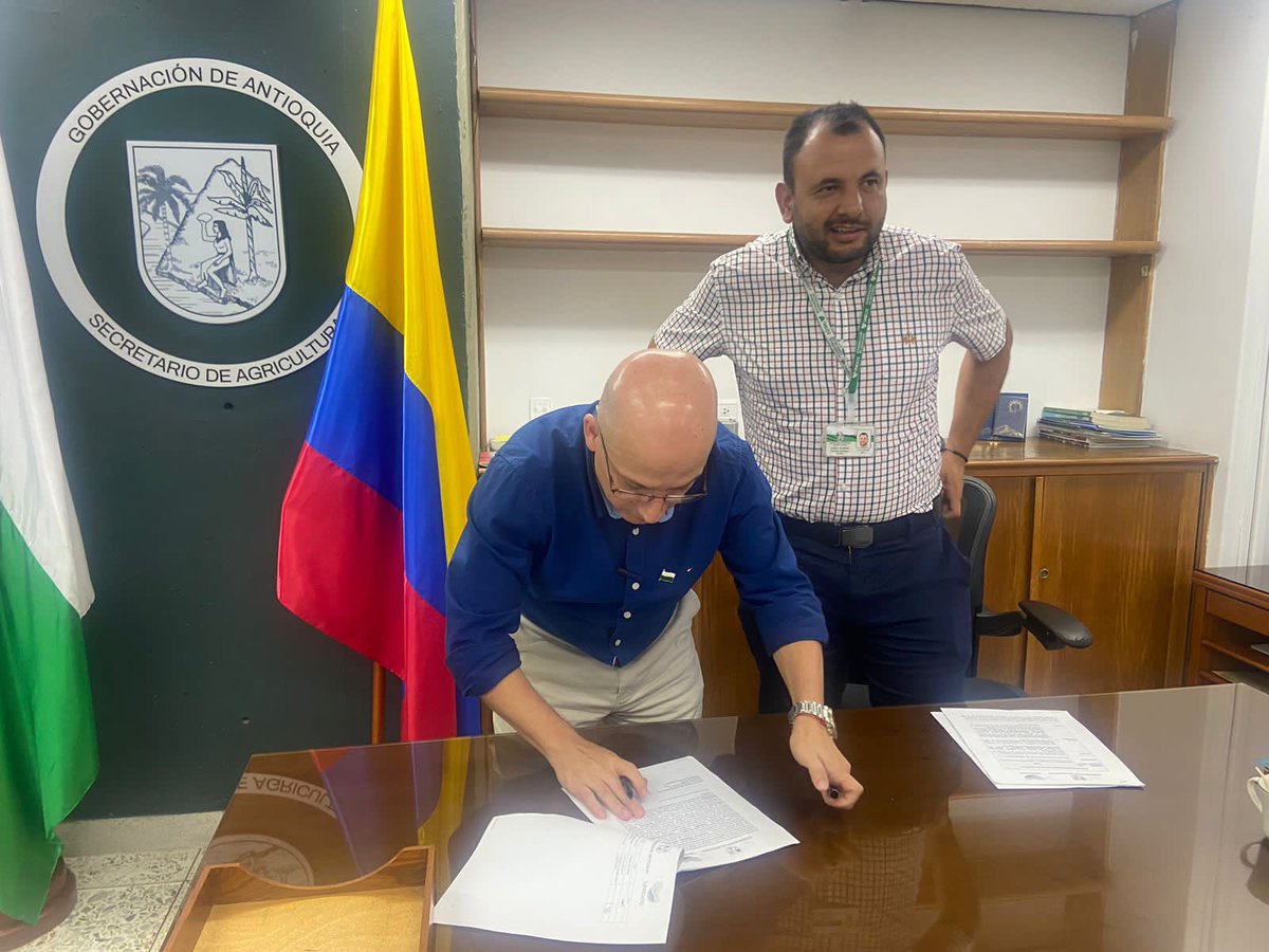 ☑️Gestión y gratitud ante nuestra <a href="/GobAntioquia/">Gobernación de Antioquia</a>. hoy fué un día muy importante porque firmamos el proyecto para apoyar los trapiches Paneleros y además de materiales para empezar las placa Huellas 
#CaramantanosInspira🟢🟡
#UNIDOS