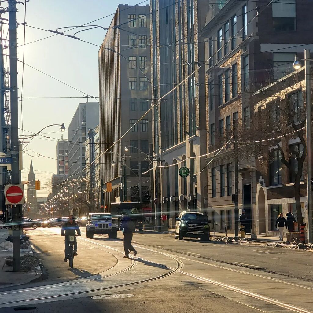evindedzis's tweet photo. Bright sunshine fills the walk home from the office. C'mon Spring! https://t.co/RVbmK7ZvBN https://t.co/ul5AXhUa1o