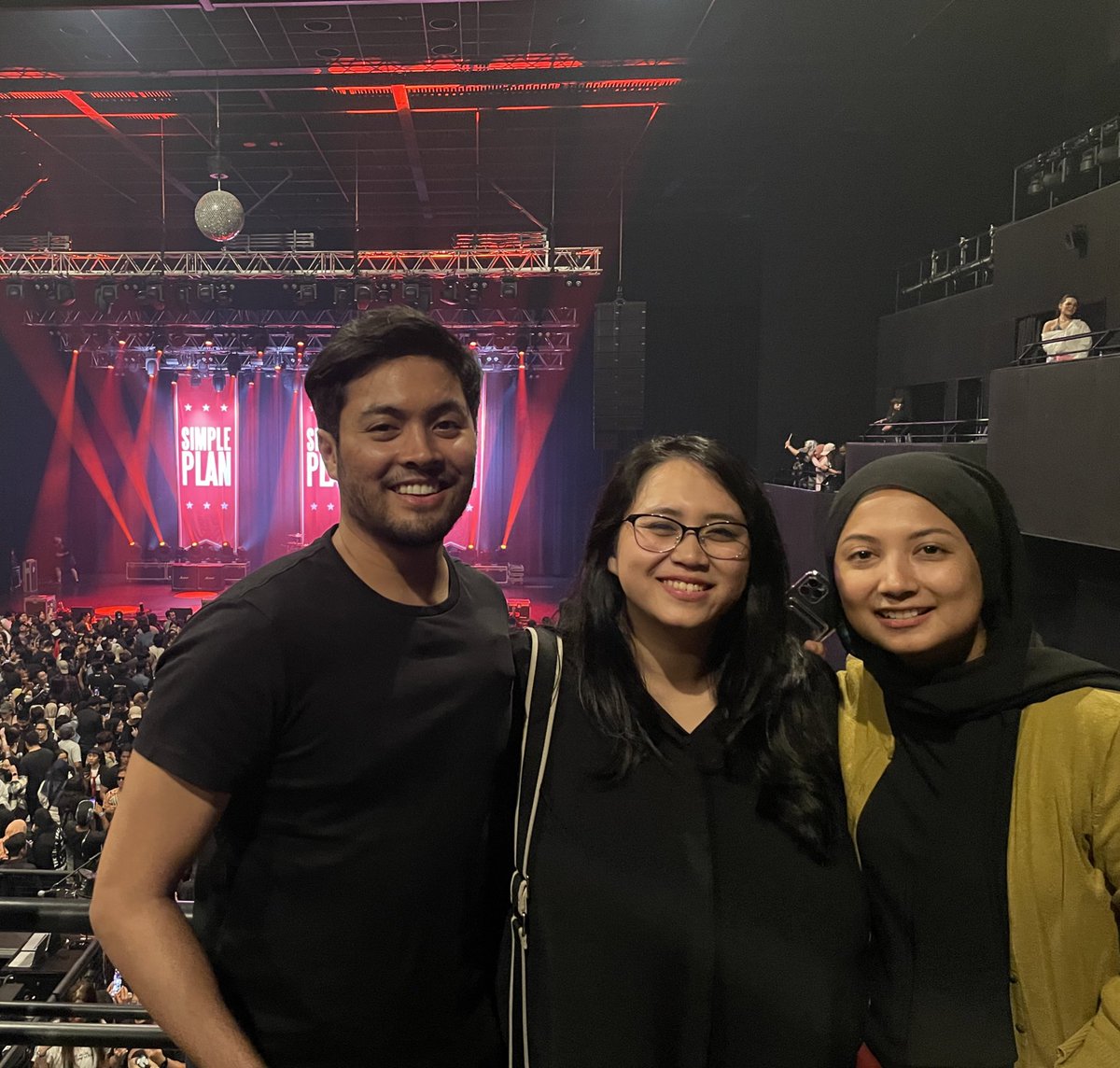 nurulnadiah_93's tweet image. Simple Plan was so much more than I could have imagined. Relived my childhood. Sang our lungs out for an hour and a half. Incredible live performance. Proceeded to wake up with a sore throat and body ache despite sitting at the concert. #signsofaging #SimplePlanLiveinMY