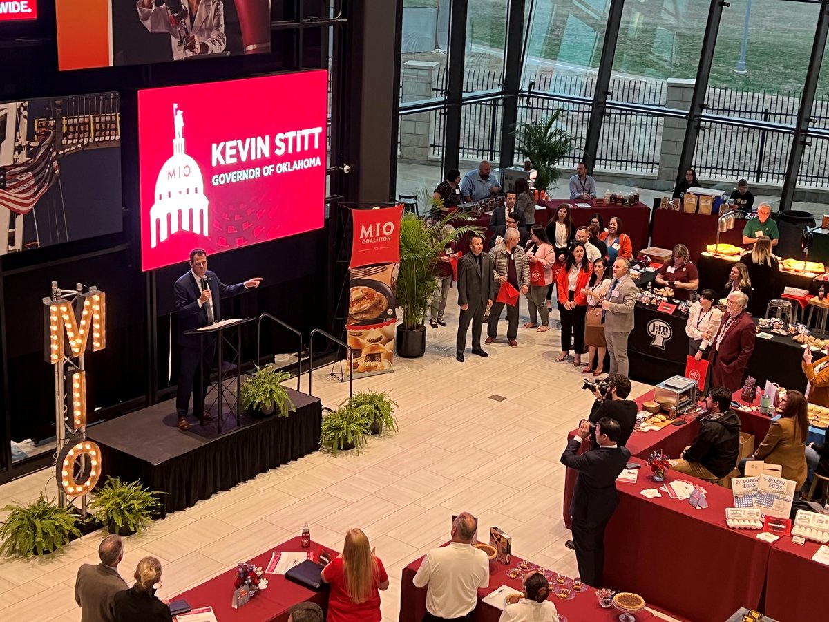 GovStitt's tweet photo. Had a great time at the Made in Oklahoma reception last night.

The @MIOCoalition is made up of 100 companies that employ 58,000 Oklahomans and generate over $3.4 billion annually! https://t.co/5zheo2yMUm