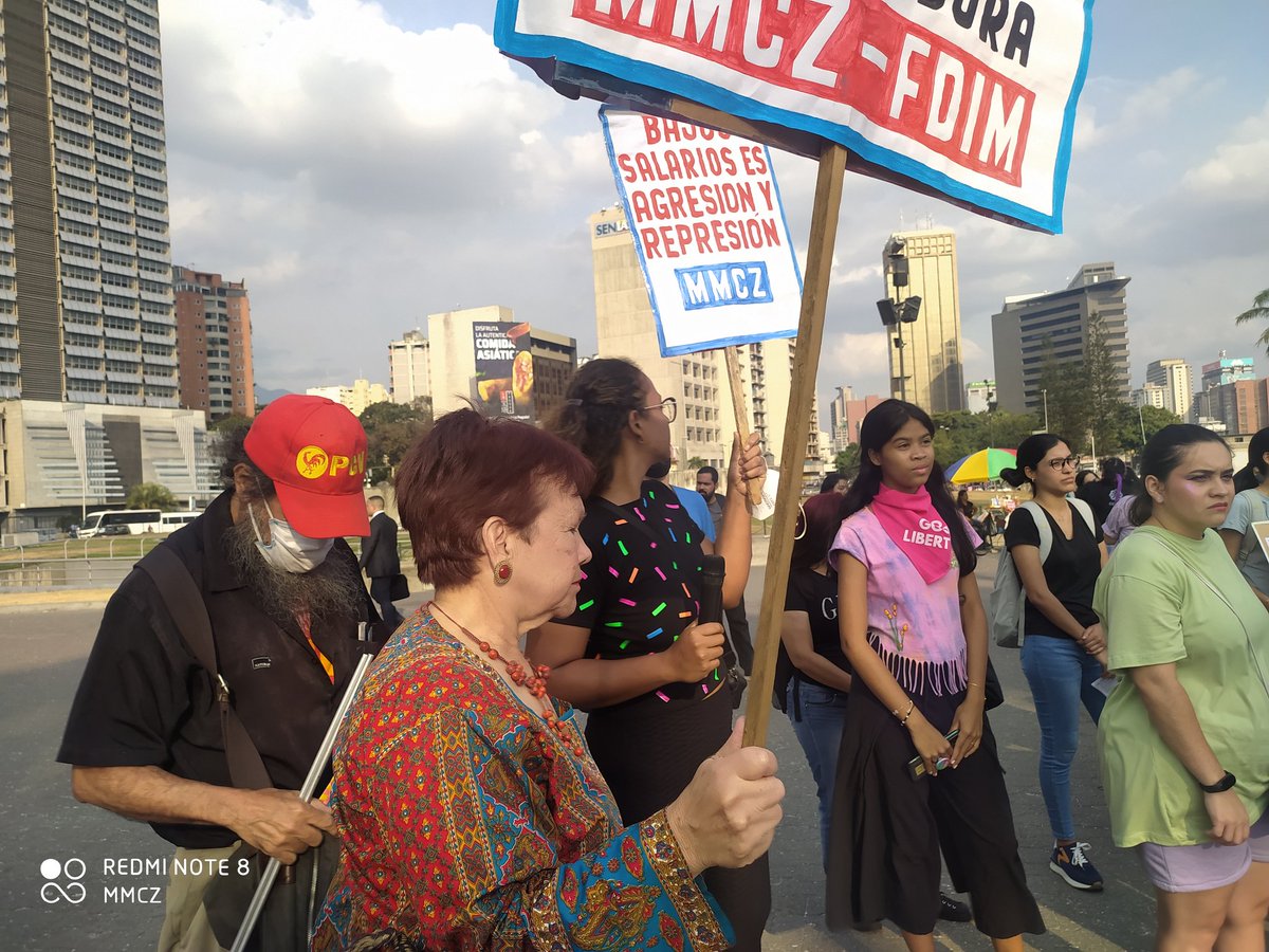 mmczoficial's tweet photo. #8Marzo 
En fotos tomamos la calle está tarde en Plaza Venezuela, actividad de agitación y cultural
#8MSinTrabajadorasPresas https://t.co/rcQqpmTHsM