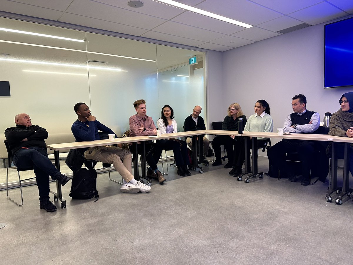 Students meeting with <a href="/SprottSchool/">Sprott School of Business at Carleton University</a> Advisory Board at tonight’s board meeting. What an enthusiastic and engaged group. Lots of great advice and life stories shared. 
<a href="/Dean_Sprott/">Howard Nemiroff</a>