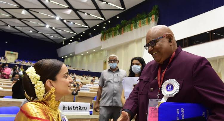 KanganaTeam's tweet photo. Woke up to this horrible news, he was my biggest cheerleader, a very successful actor and director #SatishKaushik ji personally was also a very kind and genuine man, I loved directing him in Emergency. He will be missed, Om Shanti 🙏 https://t.co/vwCp2PA64u