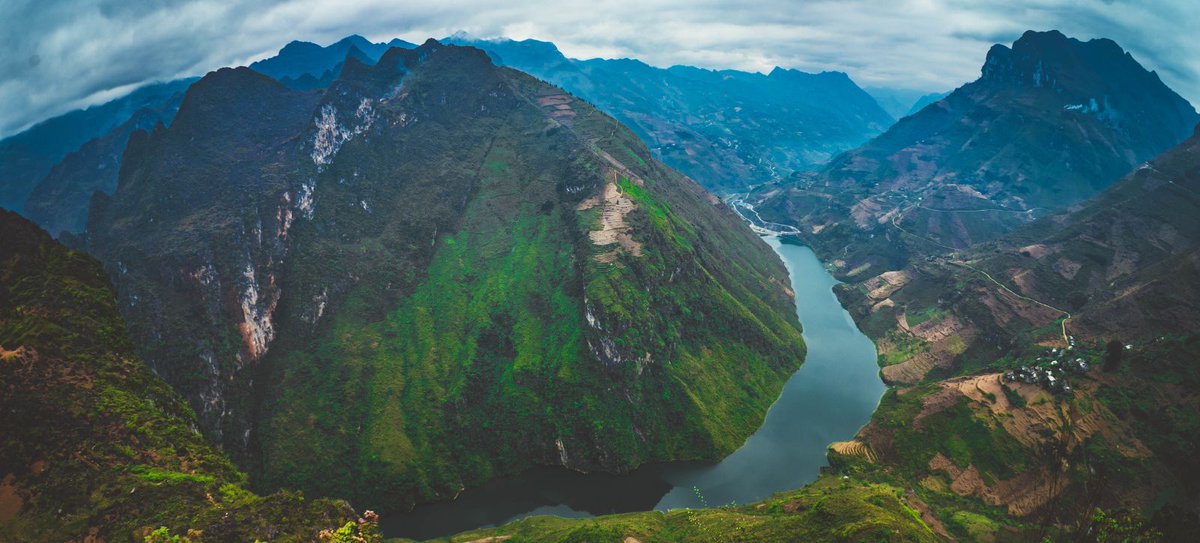 Experience the breathtaking beauty of Ma Pi Leng & Nho Que River! Our premium tours will leave you in awe & give you memories to last a lifetime. Book your adventure today, discover the magic of Vietnam's natural wonders. #SobbingAtTheBeauty #VietnamTours #MaPiLeng #NhoQueRiver