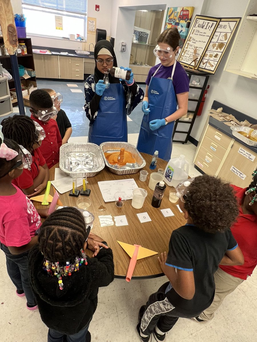 EmilyWilsonMCPS's tweet photo. Thank you to Vanguard High School’s Science National Honor Society for helping us make our STEM Showcase an amazingly interactive event! 🥽 #futureknights @KinardsConnect1 @MCPS_Secondary https://t.co/cLM7E5sSTc