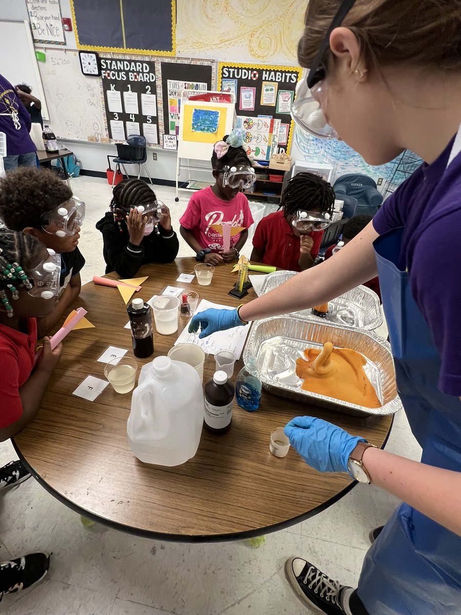 EmilyWilsonMCPS's tweet photo. Thank you to Vanguard High School’s Science National Honor Society for helping us make our STEM Showcase an amazingly interactive event! 🥽 #futureknights @KinardsConnect1 @MCPS_Secondary https://t.co/cLM7E5sSTc
