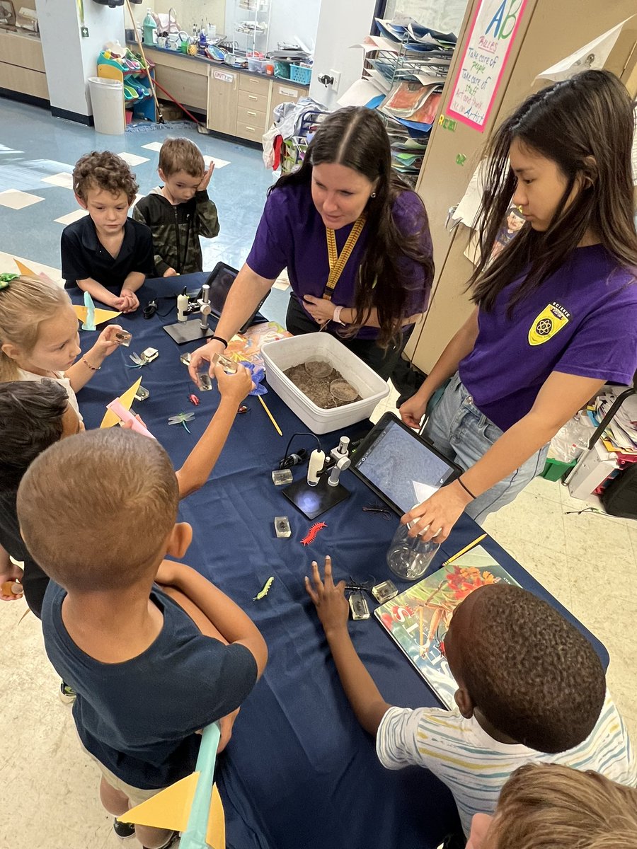 EmilyWilsonMCPS's tweet photo. Thank you to Vanguard High School’s Science National Honor Society for helping us make our STEM Showcase an amazingly interactive event! 🥽 #futureknights @KinardsConnect1 @MCPS_Secondary https://t.co/cLM7E5sSTc