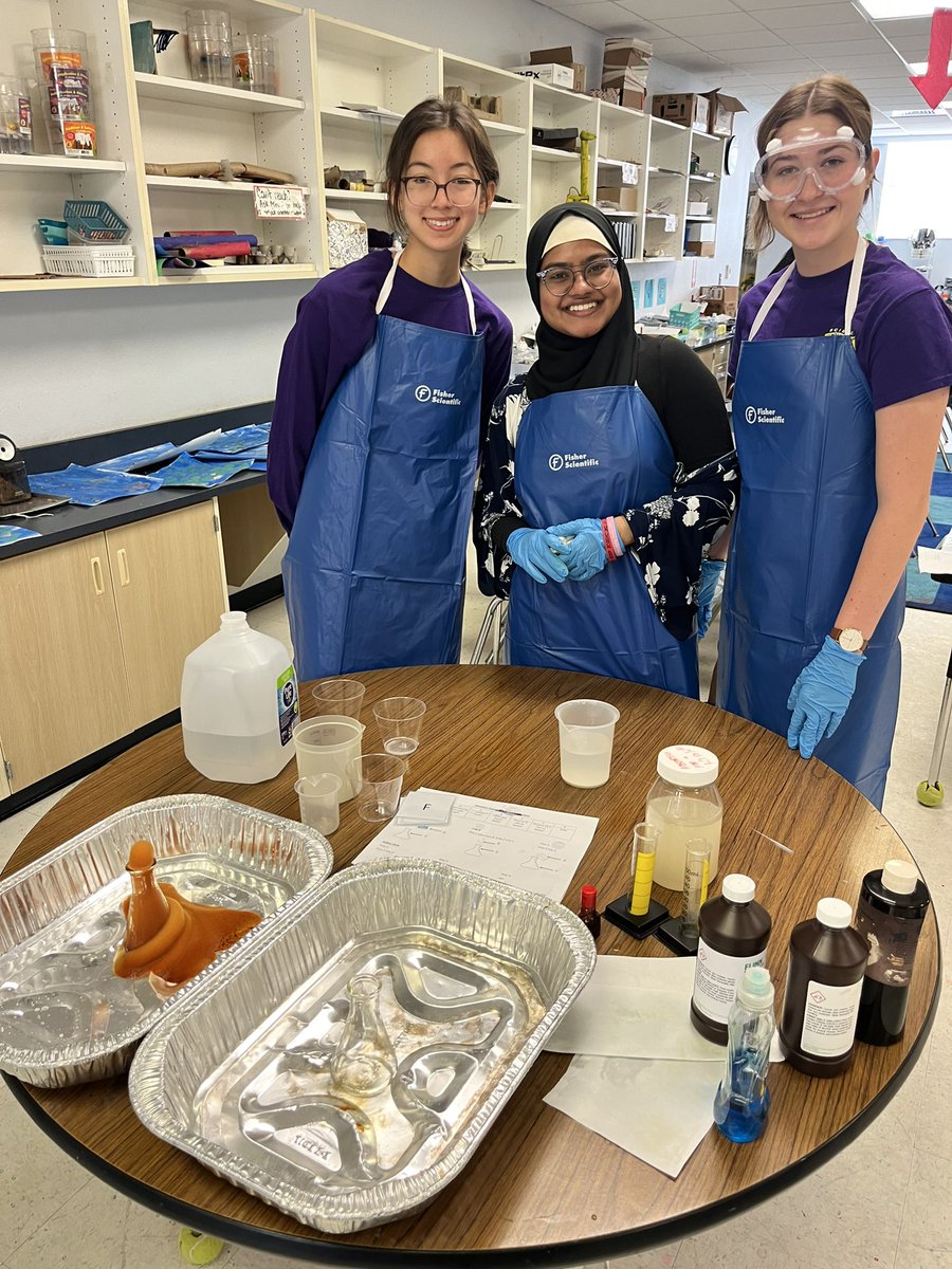 EmilyWilsonMCPS's tweet photo. Thank you to Vanguard High School’s Science National Honor Society for helping us make our STEM Showcase an amazingly interactive event! 🥽 #futureknights @KinardsConnect1 @MCPS_Secondary https://t.co/cLM7E5sSTc