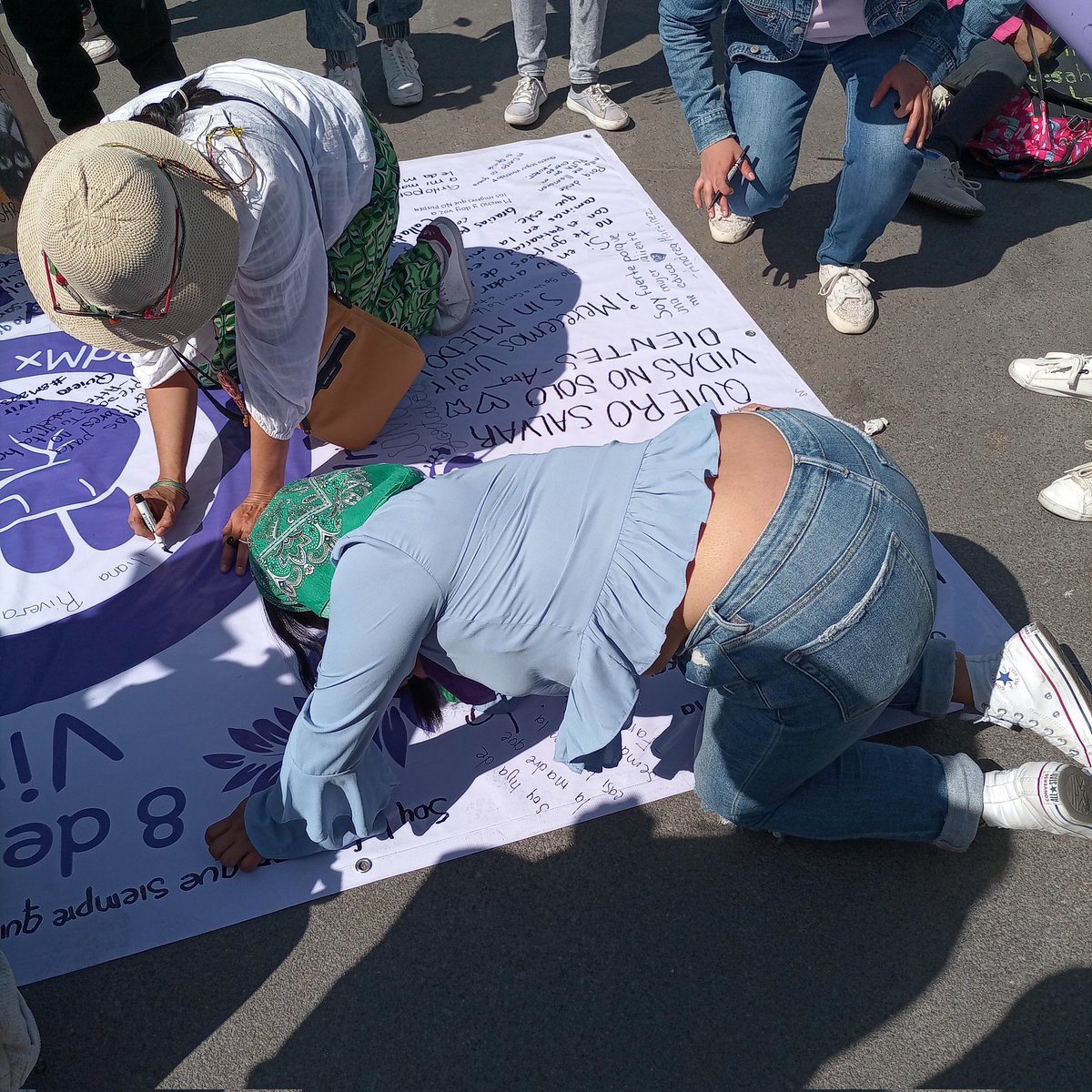 Lulangeles2's tweet photo. Pensábamos que la manta estaba muy grande, luego la tendimos en la plaza y ocurrió magia, infancias, mujeres jóvenes, estudiantes amas de casa, bloque negro, todas juntas 💜💚✨ #RedMx @edomex_jovenes https://t.co/Y4Ni3nTfTZ
