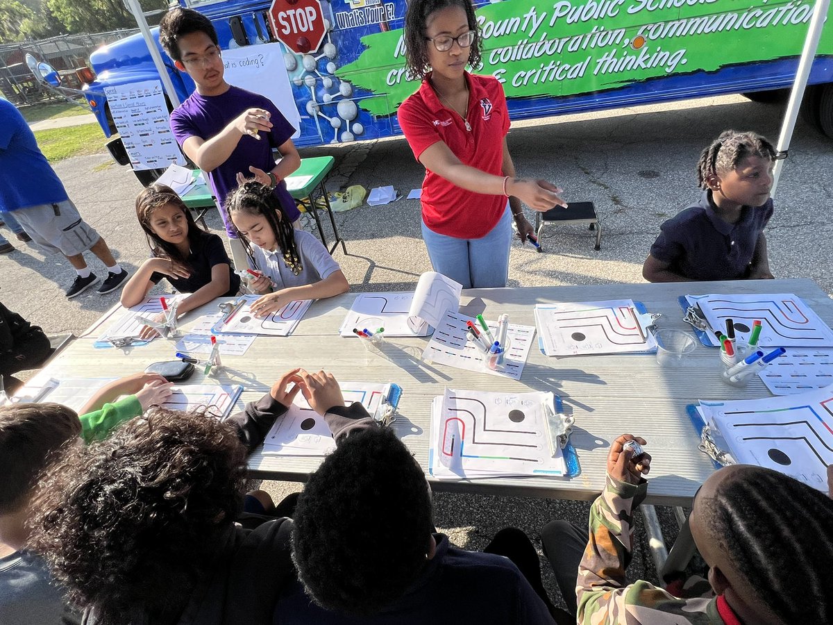 EmilyWilsonMCPS's tweet photo. Thank you to Vanguard High School’s Teacher’s Academy for running science projects from the Discovery Center at our STEM Showcase today! 🥽 #futureknights @KinardsConnect1 @MCPS_Secondary @oakcresteagles https://t.co/3KKBCboTlo
