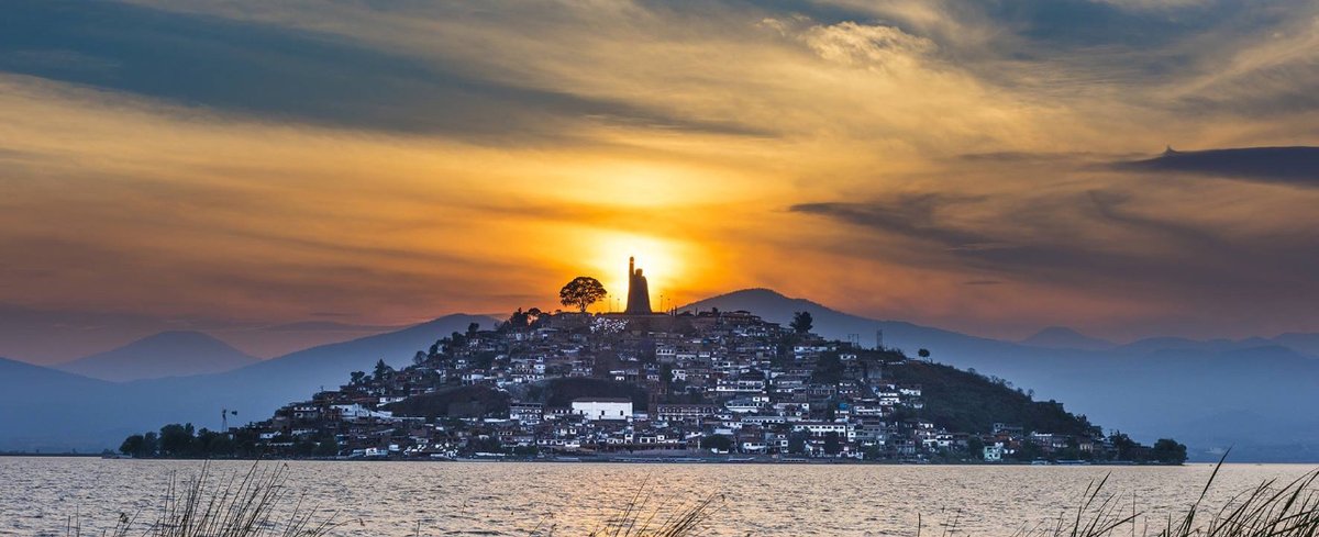 #SabíasQué... El monumento a José María Morelos en la isla de Janitzio, mide 40 metros y es la segunda estatua más alta de México. 😯
¿Ya la conoces?
#Michoacán #elAlmadeMéxico #México
 📸 Iván Holguín