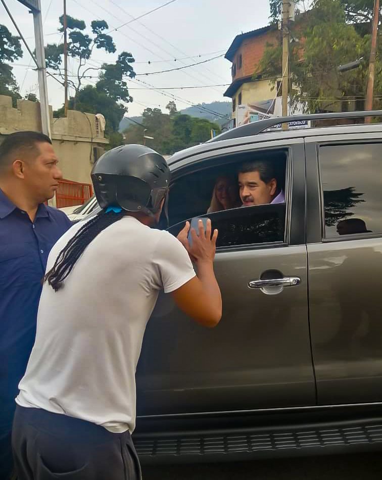 Saliendo del Poliedro de Caracas me encontré con este joven residente del Urbanismo Felipe Acosta, quien me propuso la construcción de una pista de Bicicross para el desarrollo de este deporte. ¡Aprobado Eliud! Cuenta con todo mi apoyo.