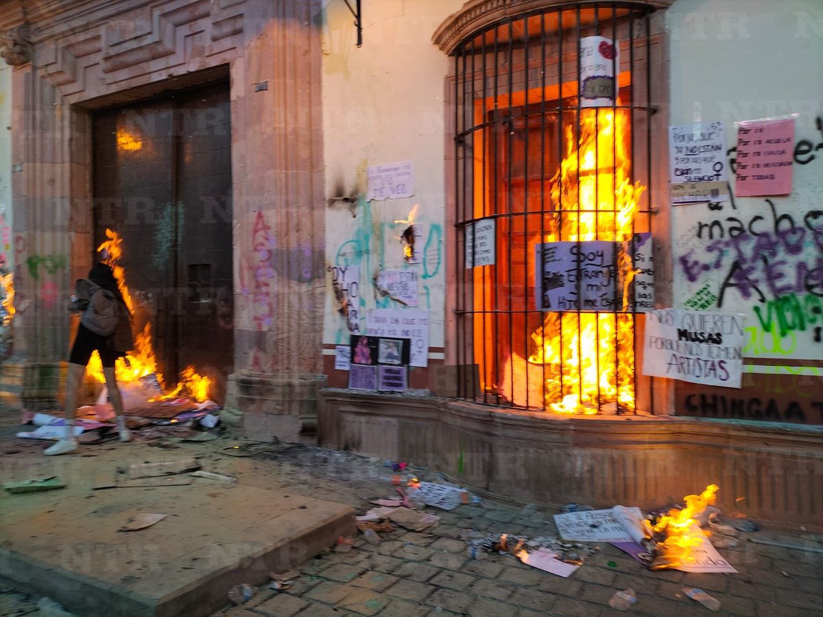 ntrzacatecas's tweet photo. #AlMomento incendian fachada de palacio de gobierno, plaza de armas #Zacatecas https://t.co/6k0gcM0G9w