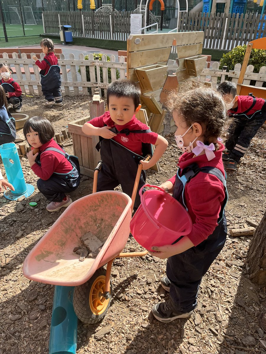 CISBeijing's tweet image. Our prekindergarten kids are exploring the outdoor space👋🌿#pyp #cisb