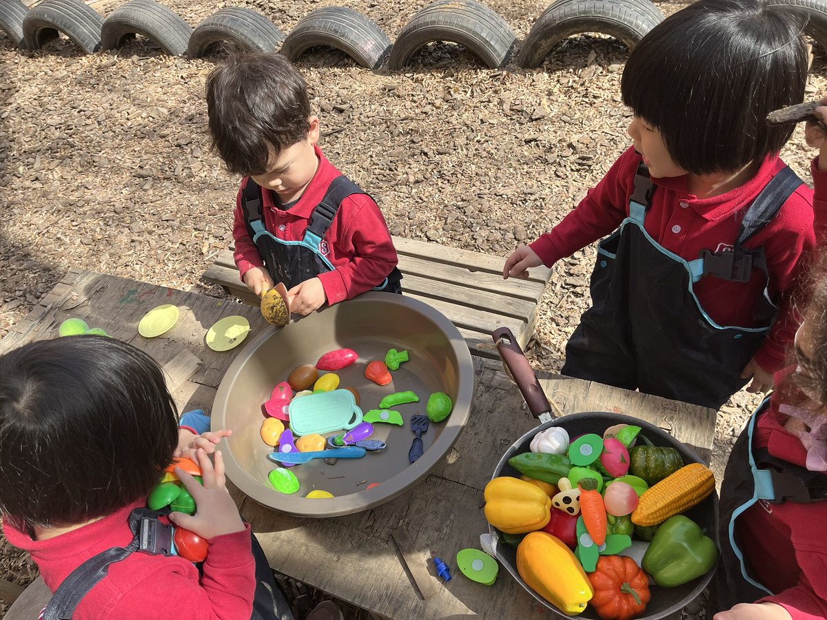 CISBeijing's tweet image. Our prekindergarten kids are exploring the outdoor space👋🌿#pyp #cisb