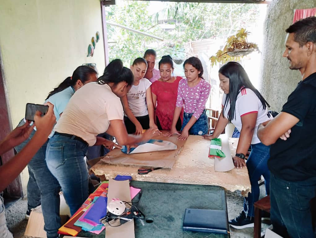 BloqCentroOccid's tweet photo. En @caraboboMRT Mpio. Carlos Arvelo, la Vocera del Mov. Micaela Bastidas @amarilymoralesg conmemora el día internacional de la mujer con taller productivo de elaboración de piñatas para avanzar a la verdadera emancipación de las mujeres y hombres trabajadores.

#ChávezFeminista https://t.co/3awjUdH5zz