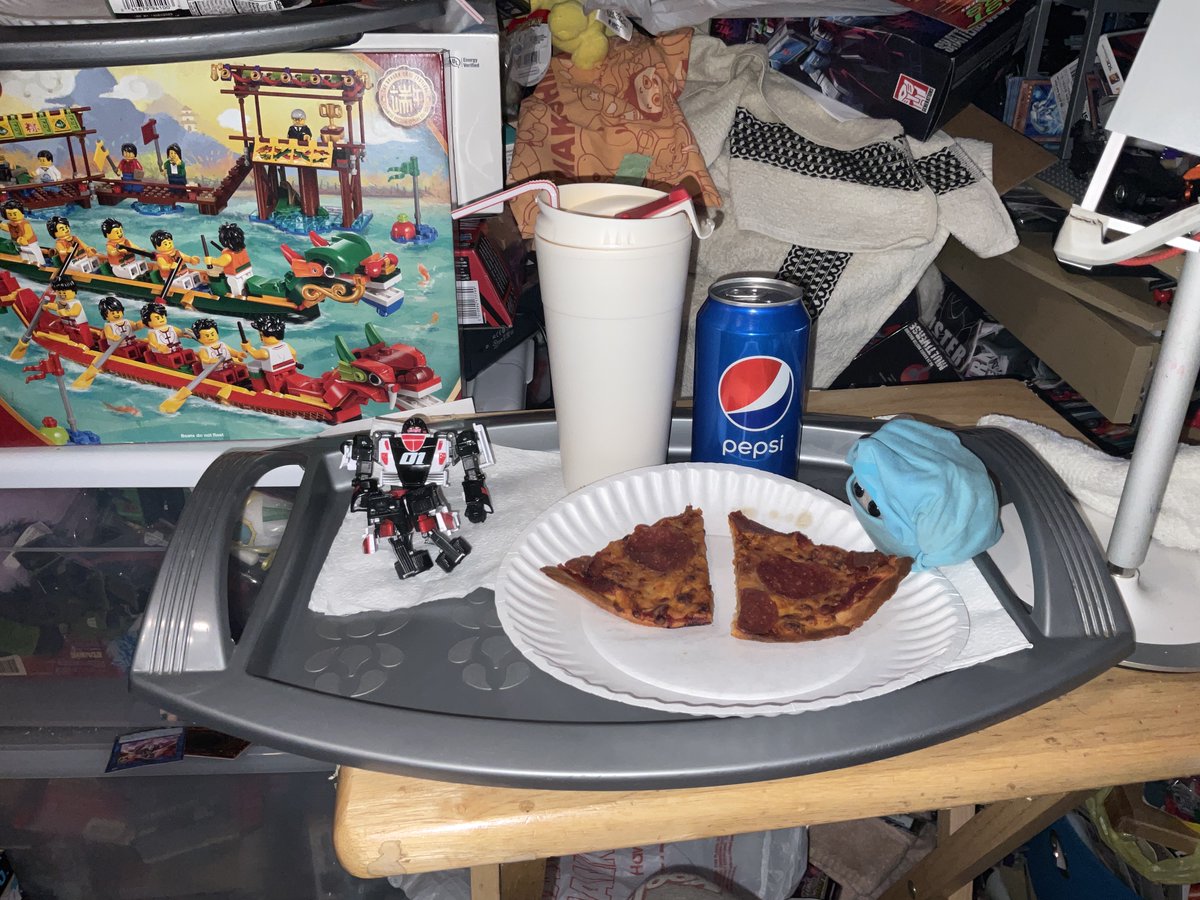 Transfan2's tweet photo. @JesseWittenrich @NightShiningPR @BotCon
Puggle IDW Galvy: Seeing #Crasher/#Fracture From #TransformersLegacy/#Transformers #Legacy Taking A Nap By 2 #GlutenFree #PepperoniPizza #Slices From #DominosPizza On This Weds.03/08/2023 Day! #GalvyTFs #Pizza #GalvyTFsPizza #Velocitron 01 https://t.co/2Ae117j5Sr