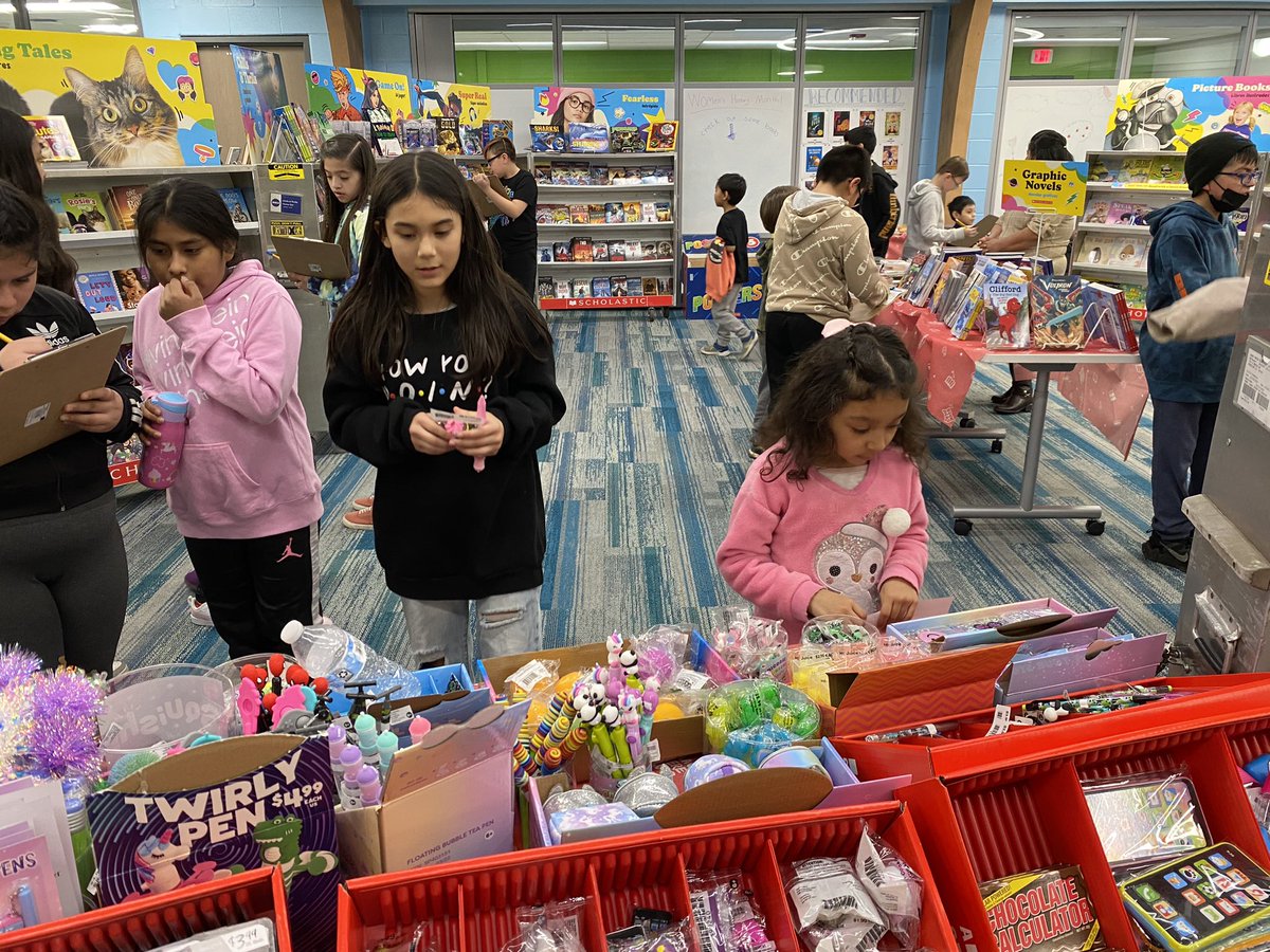 amberkim21's tweet photo. We love helping the kindergarteners create their wishlists and buy books at the book fair!! @ccsd21twain https://t.co/QDqQfLE09h