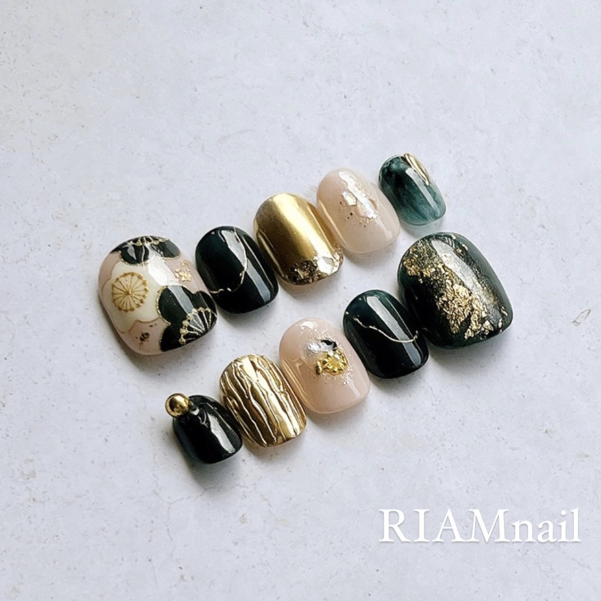 Riiiamnail's tweet photo. ベビーピンクとネイビーの和柄ネイル♡
大人っぽかわいく♡ https://t.co/7HkP7fGhgX