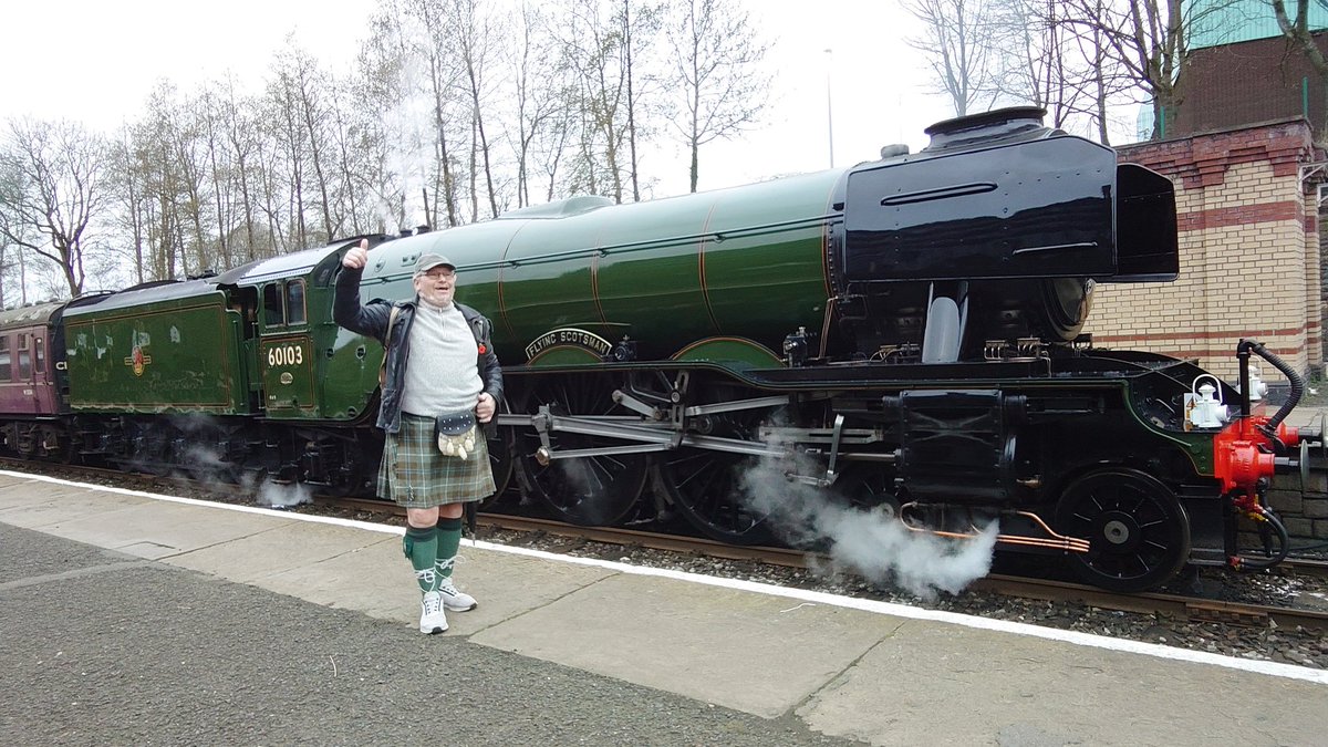 tricky161's tweet image. At Bury, flying Scotsman locomotive just arrived with a new lick of paint from the Heywood railway works