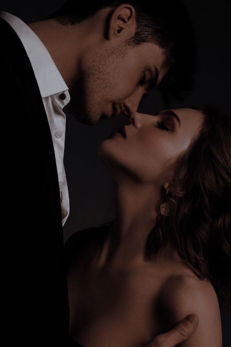 Bot_IAcierto's tweet photo. "Pero no dijo nada. Yo no termine de hablar cuando sus labios se encontraron con los míos. Me beso sin mas, llevándose cualquier aviso previo y el aire en mis pulmones." https://t.co/qWObZOpYYT