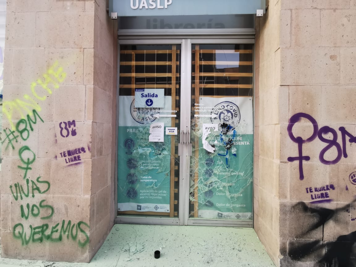 ElSoldeSanLuis's tweet photo. "Disculpa la molestia, es sólo un día al año, los 364 días más puedes seguir trabajando en tu oficina", es de las frases que destacan en esta marcha 

#8MSLP 📷 Norma Rivera 💚💜 https://t.co/X8zHBl8Hyx https://t.co/7JGg92VBQP