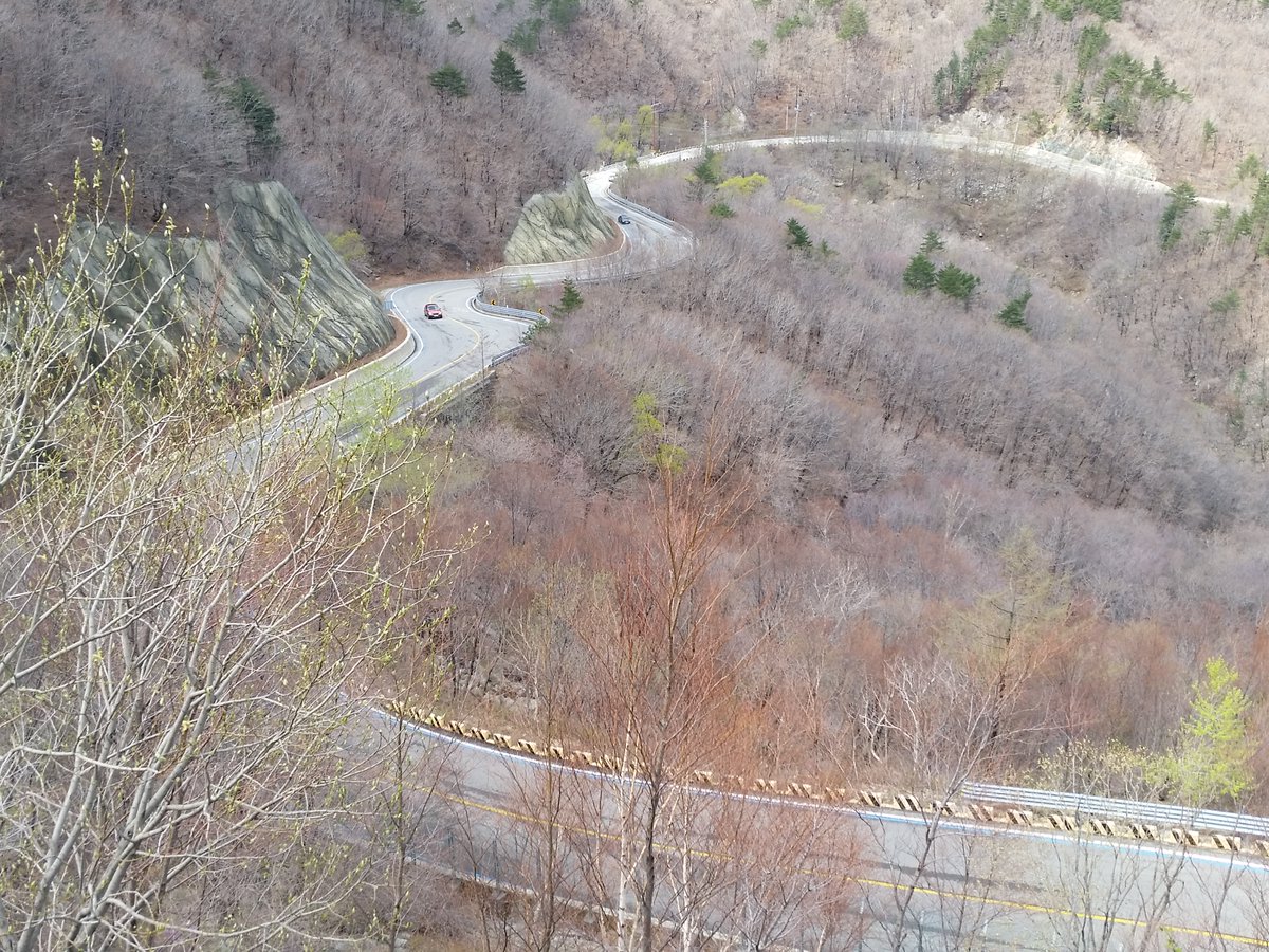 wolgotri's tweet photo. [교통] 봄철 해빙기, 강원도 산간도로 운행 시 낙석에 유의하면서 안전운행하세요! ● 해빙기: 땅속의 얼음이 녹으면서 지반이 약화되어 붕괴, 낙석의 위험이 커지는 시기 ▶ https://t.co/3WRk9t7crh #진부령 #미시령 #낙석주의 #교통안전 #Misiryeong #FallingRocks [자료사진] 미시령옛길 https://t.co/ulgTeMH6G3