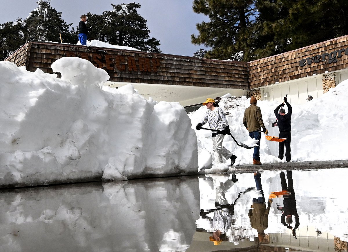 WillLesterPhoto's tweet photo. #LakeArrowhead and #SkyForest residents clear up to 6 feet of snow off of roofs Wednesday as rain is forecasted for the area this weekend. https://t.co/WCzf2ogYp4