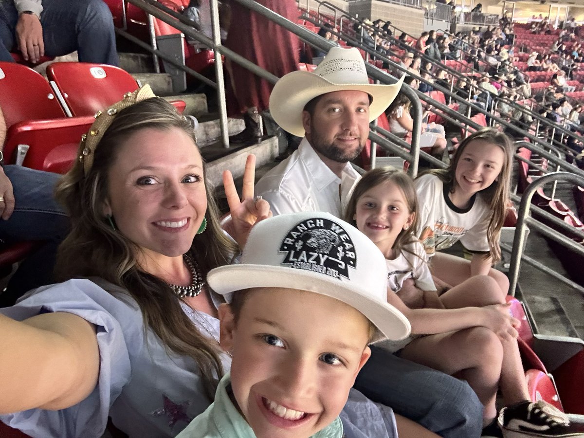 blong0219's tweet photo. We’re @JonPardi ‘ing with @RODEOHOUSTON #RODEOHOUSTON https://t.co/bJWNy9eeDn