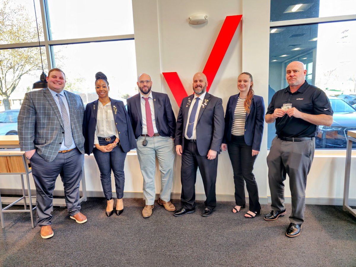CVanhoy7's tweet photo. It's great being able to celebrate my team's 2022 Q2 & Q3 sales accomplishments and getting their blue blazers! Love this team and looking forward to our future accomplishments together in 2023!
#VerizonConnor
336.467.0568
#CellularSales https://t.co/Uhay9Na1RY