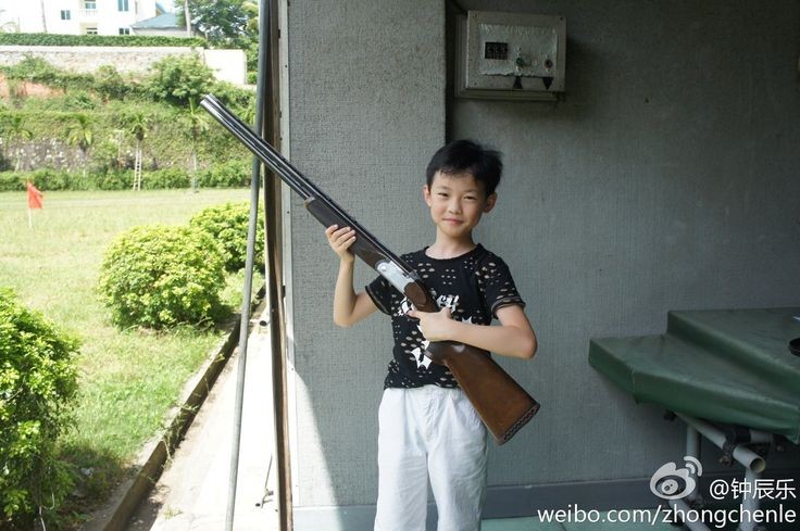 alcaxuxi444's tweet photo. Hoy en personas peligrosas presentamos a un chino llamado Zhong chenle de una edad aprox de 8-12 o incluso menos apodado el cholo https://t.co/QTHHQMunNN
