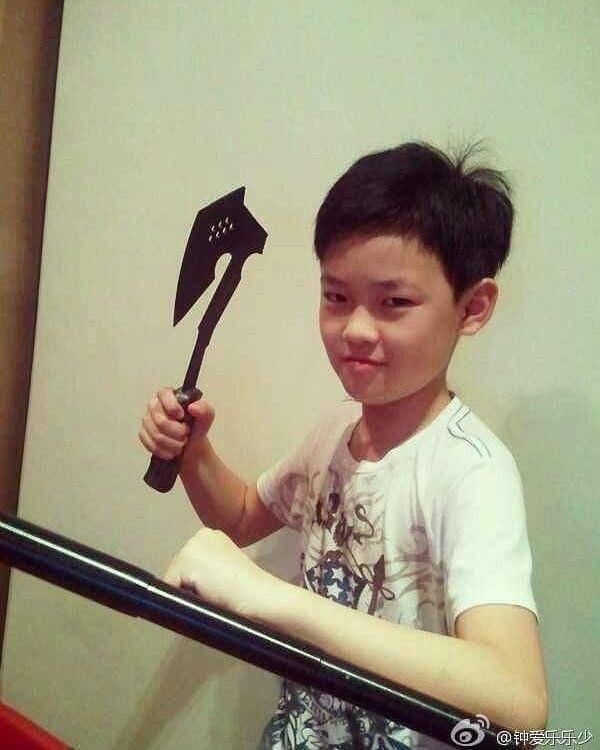 alcaxuxi444's tweet photo. Hoy en personas peligrosas presentamos a un chino llamado Zhong chenle de una edad aprox de 8-12 o incluso menos apodado el cholo https://t.co/QTHHQMunNN