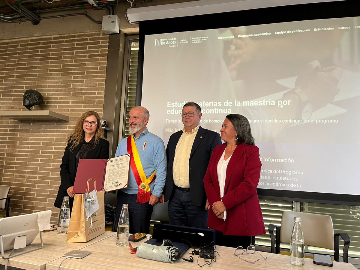 Concejo de Bogotá otorga la Gran Cruz a nuestro querido profesor titular Diego López Medina. Felicidades.