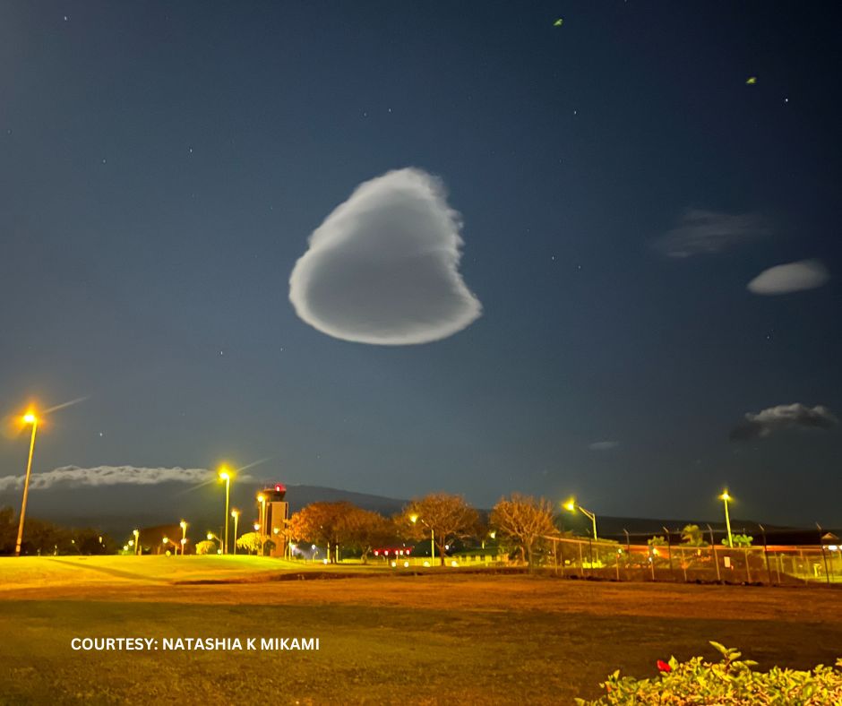 KHONnews's tweet photo. Check out these interesting cloud formations over the Big Island. https://t.co/vPaEUTeN8C