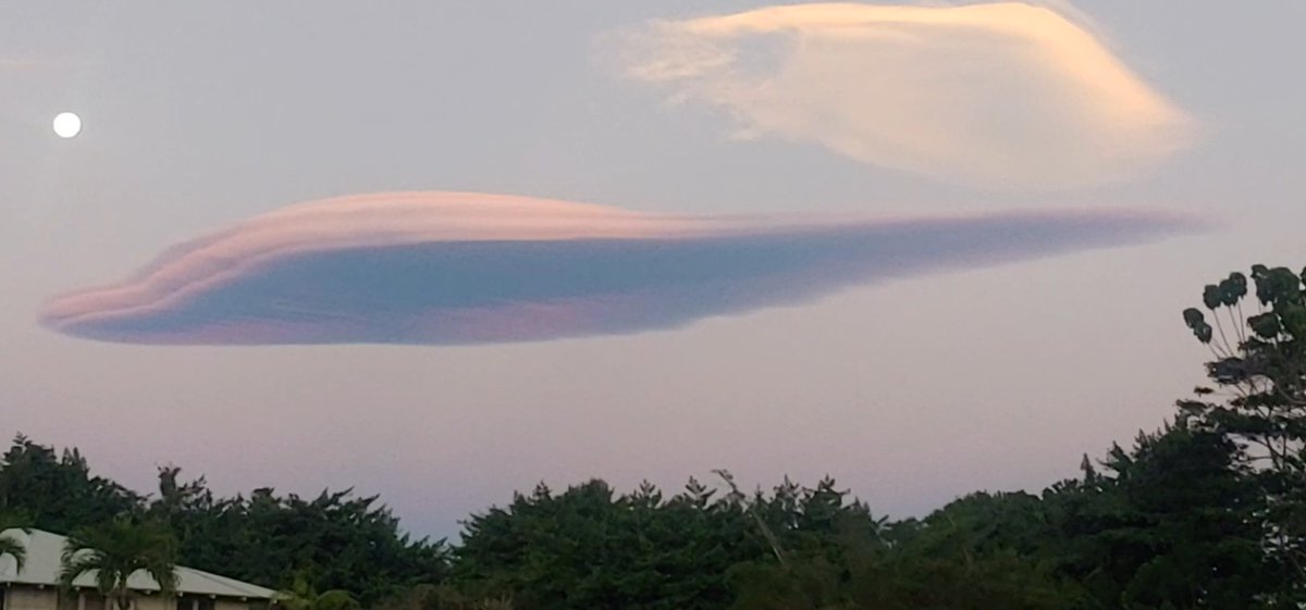 KHONnews's tweet photo. Check out these interesting cloud formations over the Big Island. https://t.co/vPaEUTeN8C
